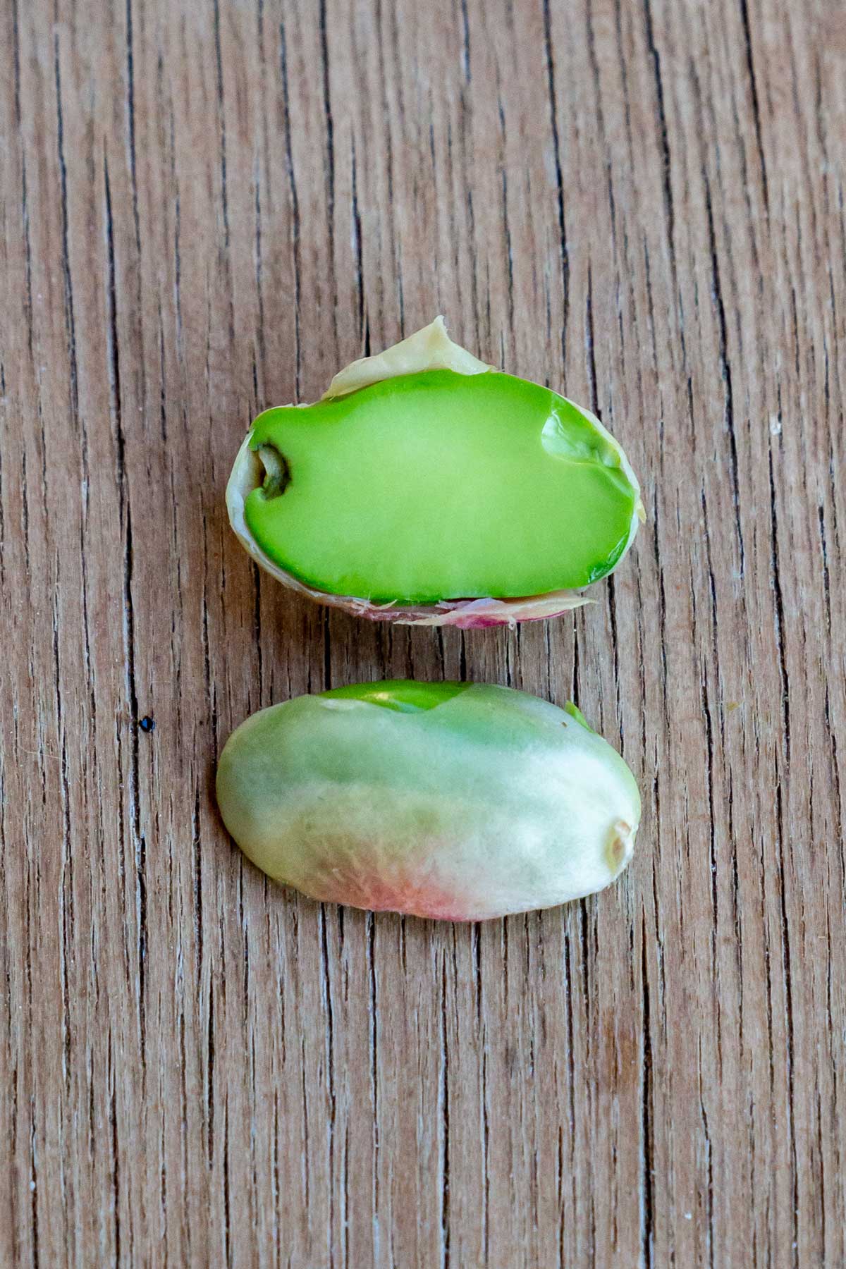 pistache coupée en deux