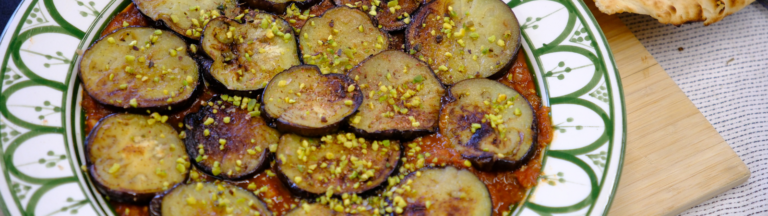 stekte auberginer på en tomatsaus på en tallerken