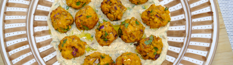 rødlinseboller på en yoghurtsaus på en tallerken