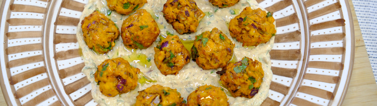 rødlinseboller på en yoghurtsaus på en tallerken