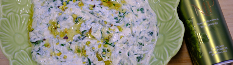dip med spinat, yoghurt og pistasj i en skål