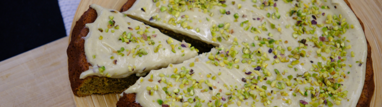 pistasjkake på en tallerken