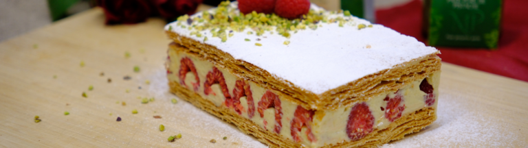 napoleonskake med pistasjkrem, bringebær